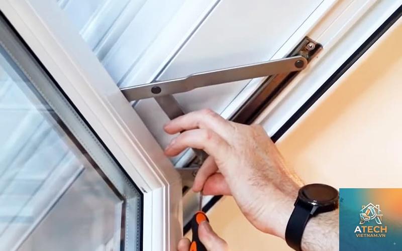 cách lắp bản lề nhôm - Hình 2