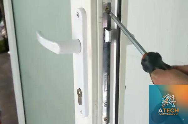cách lắp bản lề nhựa - Hình 3