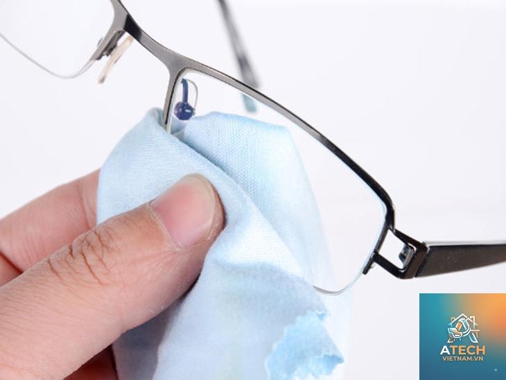 cách tẩy keo 502 dính trên mắt kính - Hình 4