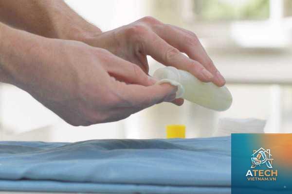 cách tẩy keo 502 trên quần áo
