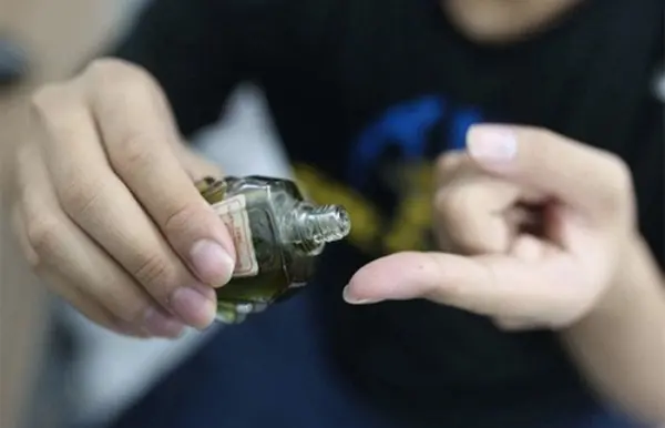 cách tẩy keo 502 trên quần áo - Hình 4